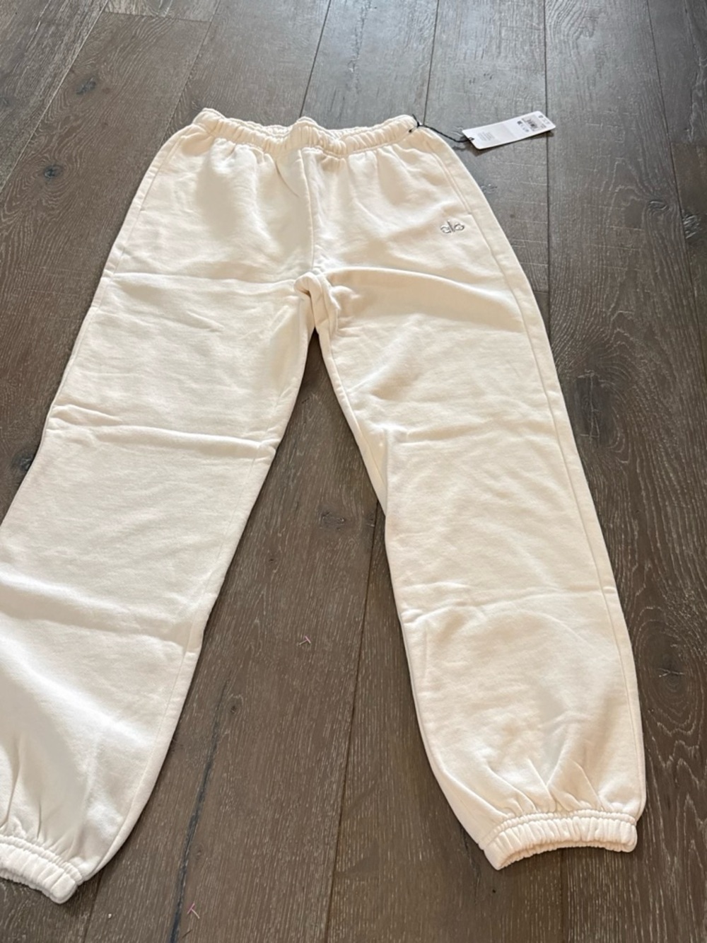 ALO Yoga Cream women’s accolade Pants with Elastic Cuffs